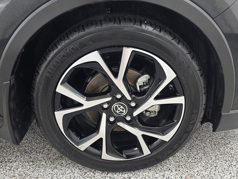Used 2019 Toyota C-HR XLE FWD image 32