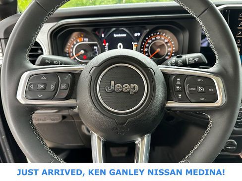 Used 2025 Jeep Wrangler Unlimited Sahara AWD/4WD image 12