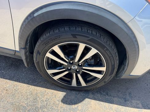 Used 2018 Nissan Kicks SV FWD image 2