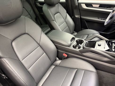Certified 2025 Porsche Cayenne AWD/4WD image 33