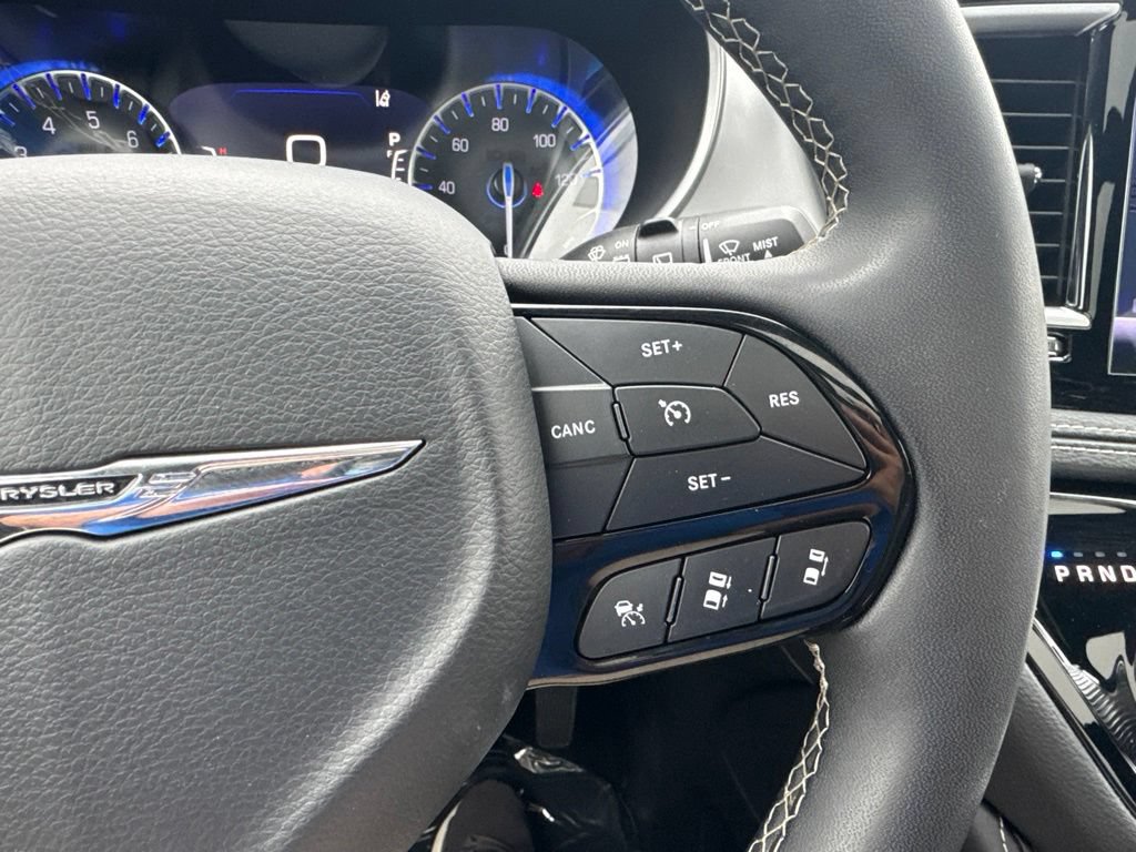Used 2025 Chrysler Pacifica Limited FWD image 9