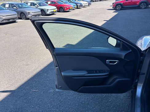 Used 2025 Kia K4 LXS image 18