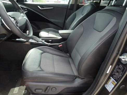 Used 2023 Kia Niro EX image 7