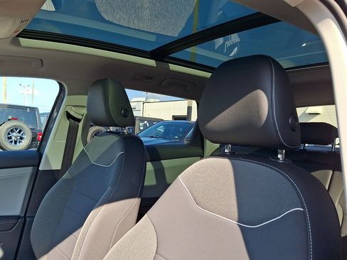 Used 2024 Volkswagen Taos SE w/ Panoramic Sunroof Package AWD/4WD image 25
