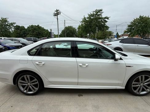 Used 2018 Volkswagen Passat 2.0T R-Line w/ R-Line Lighting Package FWD image 7