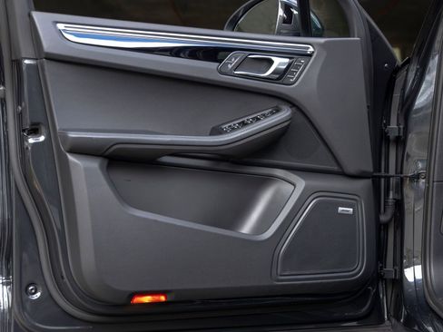 Certified 2022 Porsche Macan S AWD/4WD image 21