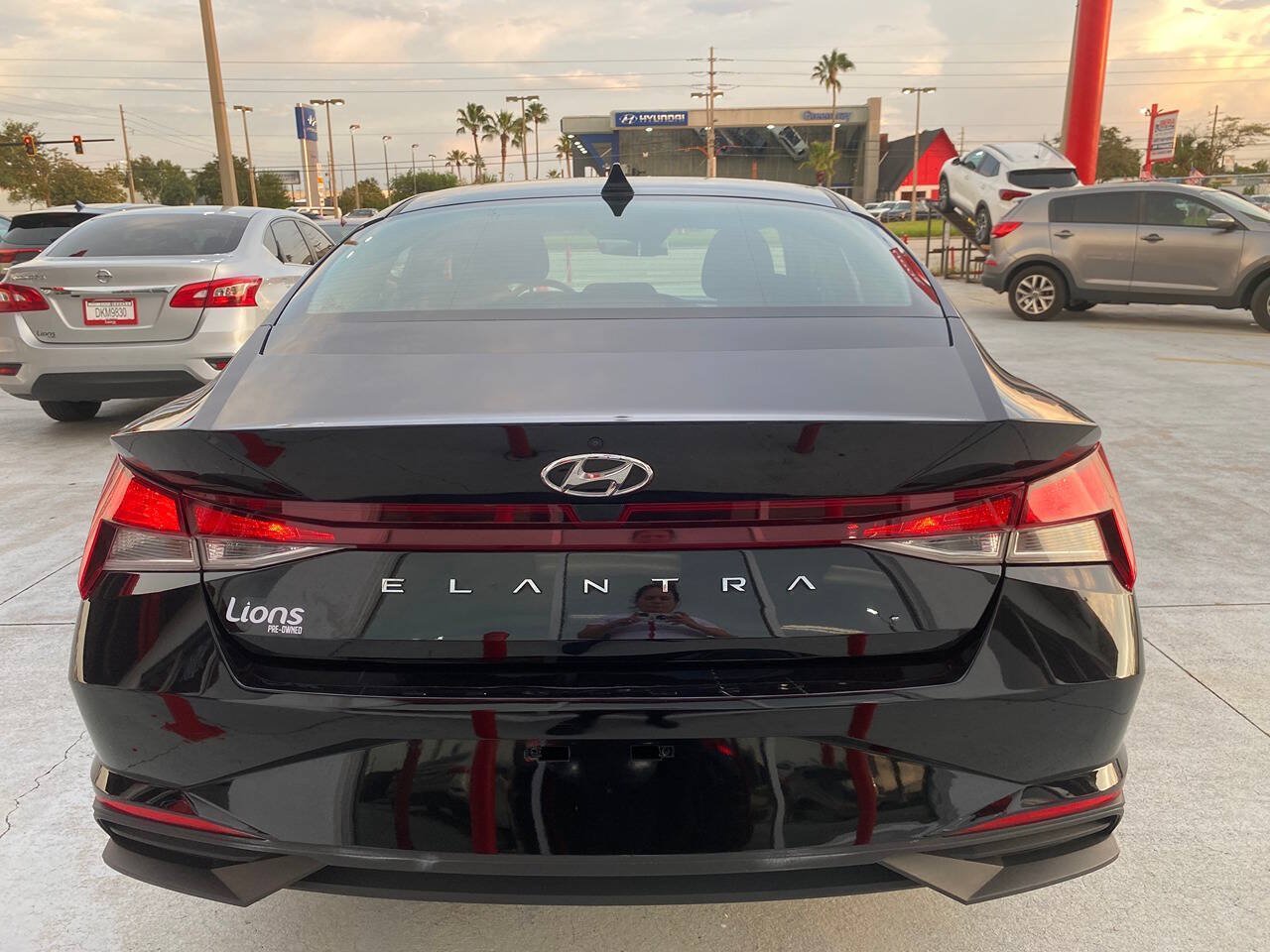 Used 2021 Hyundai Elantra SE FWD image 6