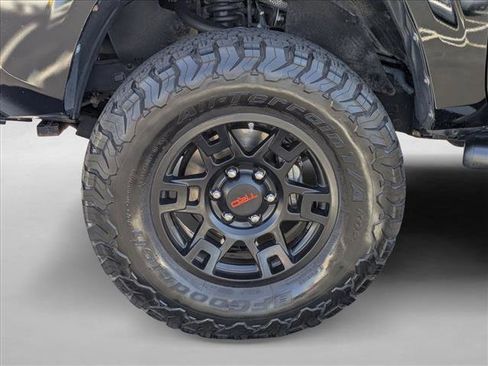 Used 2018 Toyota Tacoma SR5 AWD/4WD image 23