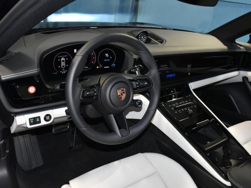 New 2025 Porsche Panamera 4 image 4