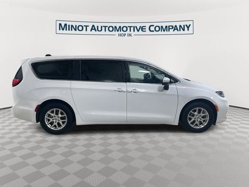 Certified 2023 Chrysler Pacifica Touring-L image 9