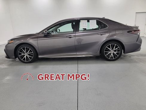 Used 2023 Toyota Camry SE image 5