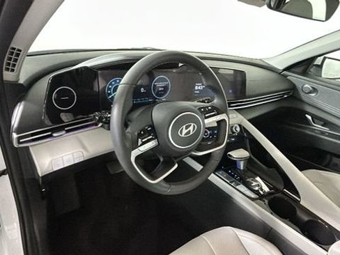 Used 2025 Hyundai Elantra Limited FWD image 14