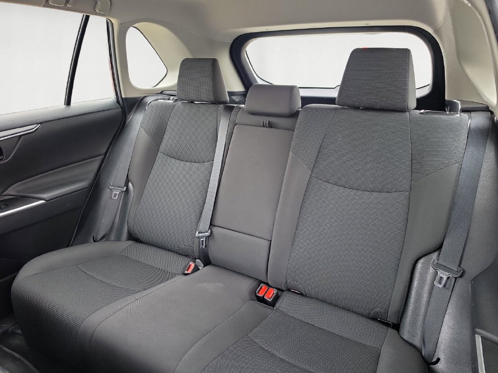 Used 2021 Toyota RAV4 LE AWD/4WD image 14
