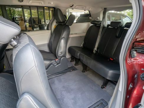 Used 2014 Toyota Sienna SE FWD image 20