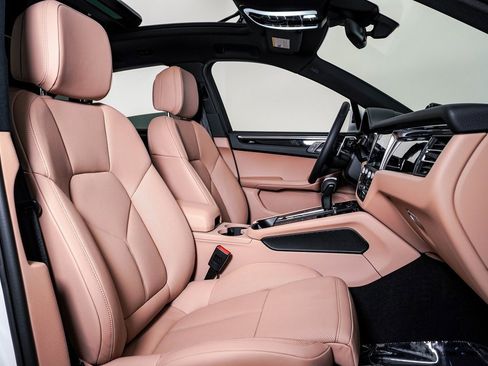 Certified 2025 Porsche Macan image 15