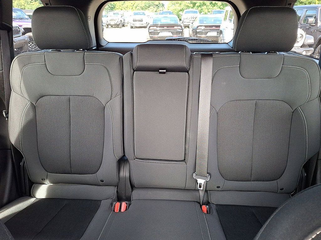 Used 2025 Jeep Grand Cherokee Laredo w/ Luxury Tech Group I AWD/4WD image 13