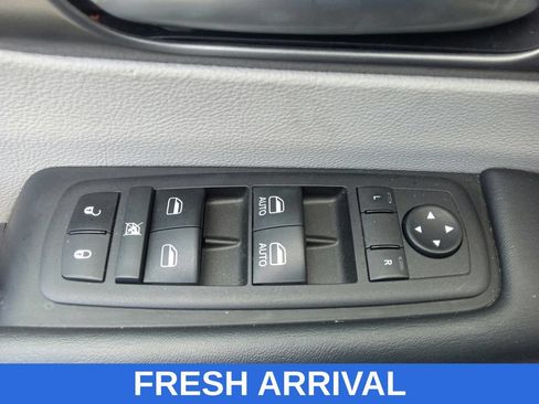 Used 2023 Chrysler Pacifica Touring-L FWD image 18