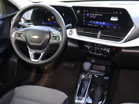 Used 2025 Chevrolet Trax LT w/ Driver Confidence Package image 10