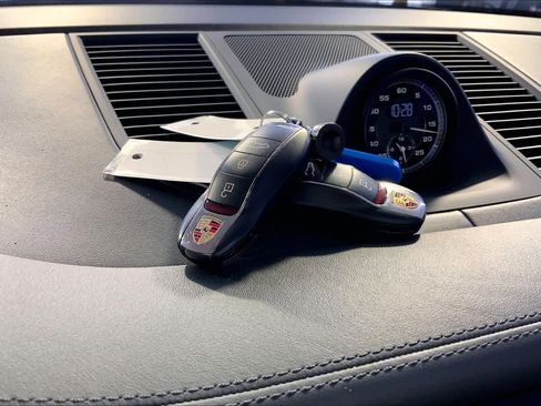 Used 2023 Porsche Macan Turbo image 21