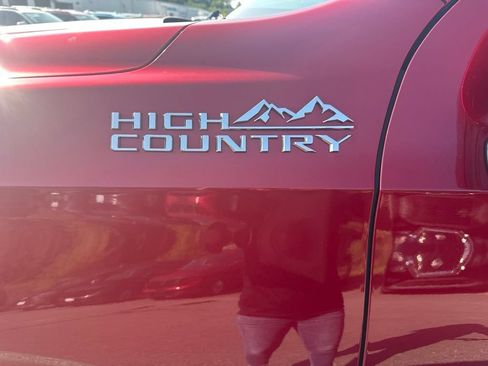 Certified 2024 Chevrolet Suburban High Country AWD/4WD image 10