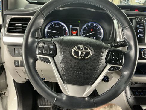 Used 2017 Toyota Highlander XLE AWD/4WD image 9