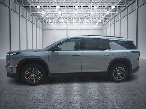 Used 2025 Chevrolet Traverse LT FWD image 3