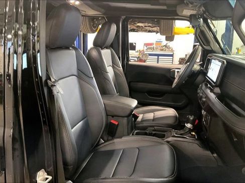 Used 2025 Jeep Wrangler Sahara image 7