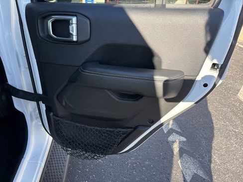 Used 2018 Jeep Wrangler Unlimited Sahara w/ Uconnect 4C Nav & Sound Group image 16