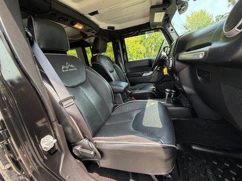 Used 2017 Jeep Wrangler Unlimited Sahara w/ Connectivity Group AWD/4WD image 15