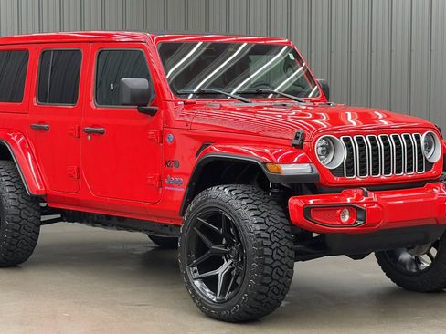 Used 2025 Jeep Wrangler Unlimited Sahara w/ Safety Group AWD/4WD image 7