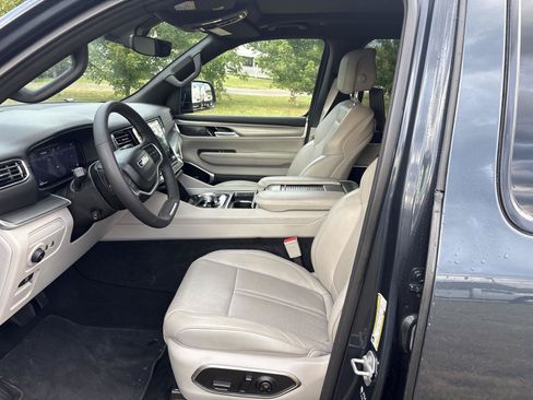 Used 2025 Jeep Wagoneer L Series III w/ Premium Group I AWD/4WD image 9
