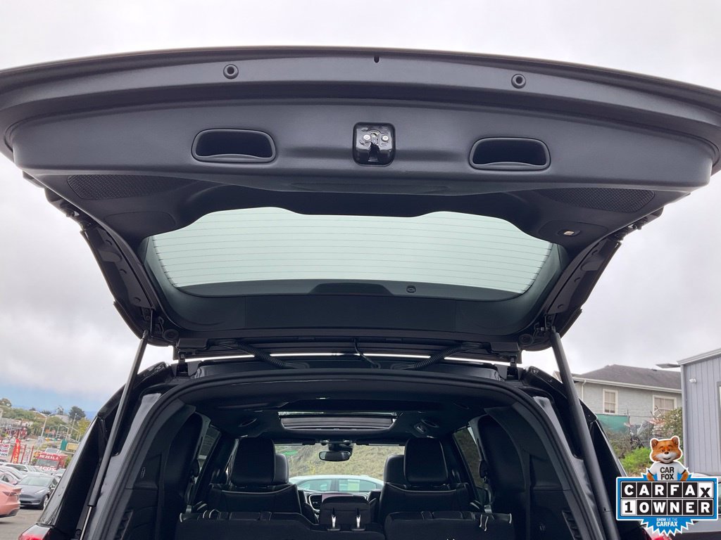 Used 2023 Chrysler Pacifica Limited w/ Uconnect Theater Family Group FWD image 10