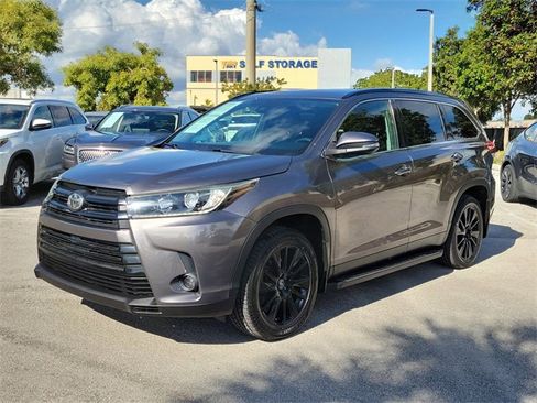 Used 2019 Toyota Highlander SE w/ Carpet Mat Package (TMS) image 3
