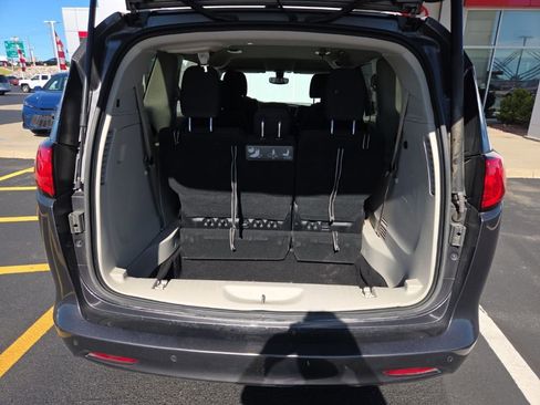 Used 2018 Chrysler Pacifica Touring w/ Tire & Wheel Group FWD image 6