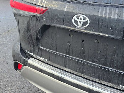 Used 2024 Toyota Highlander Platinum image 18