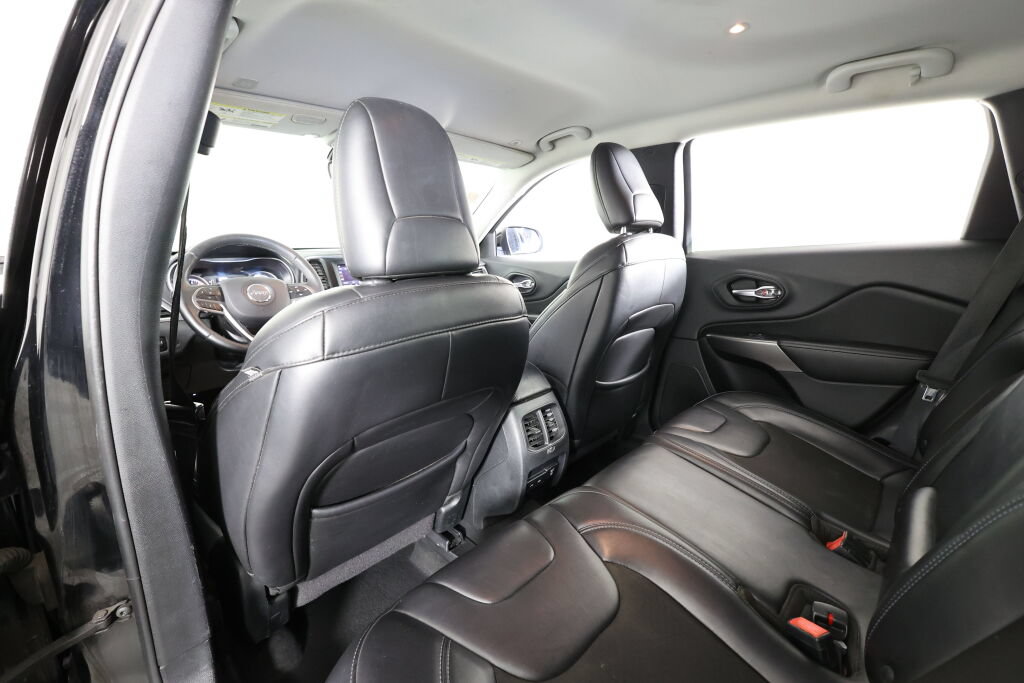 Used 2019 Jeep Cherokee Latitude Plus w/ Comfort/Convenience Group FWD image 14