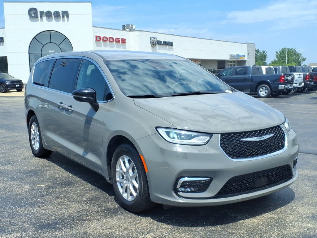 Used 2025 Chrysler Pacifica Select FWD image 1