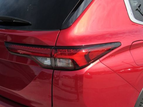 Used 2023 Mitsubishi Outlander ES FWD image 12