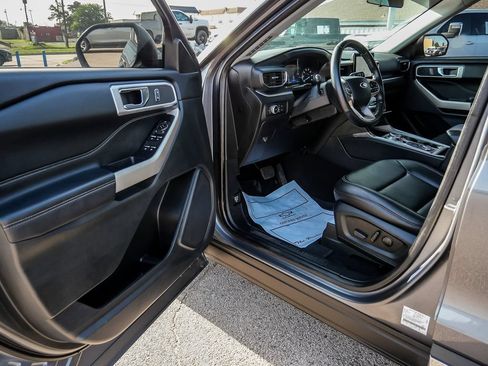 Used 2022 Ford Explorer XLT w/ Equipment Group 202A AWD/4WD image 31