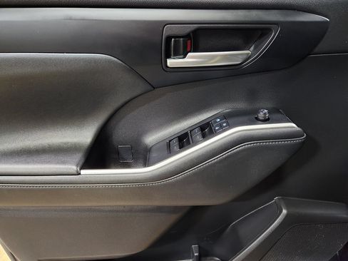 Used 2021 Toyota Highlander XLE FWD image 43