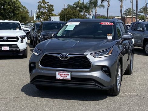 Certified 2026 Toyota Highlander Limited AWD/4WD image 46