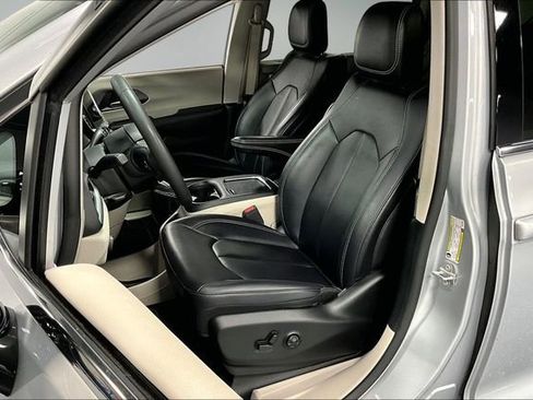 Used 2024 Chrysler Pacifica Touring-L FWD image 19