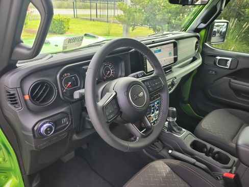 Used 2025 Jeep Gladiator Mojave w/ Safety Group AWD/4WD image 19