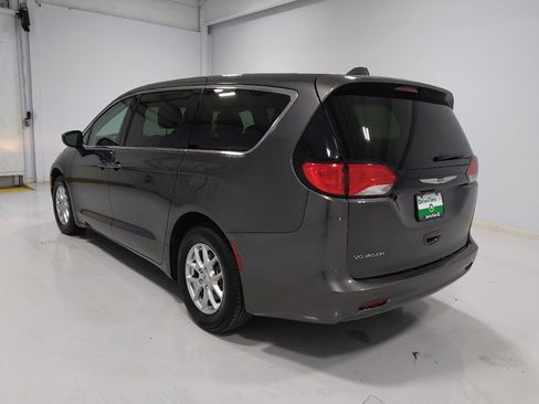 Used 2022 Chrysler Voyager LX image 5