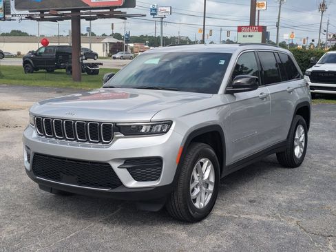 Used 2026 Jeep Grand Cherokee Laredo w/ Trailer Tow Package AWD/4WD image 3