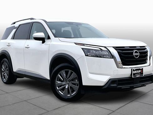 Used 2025 Nissan Pathfinder SV image 3