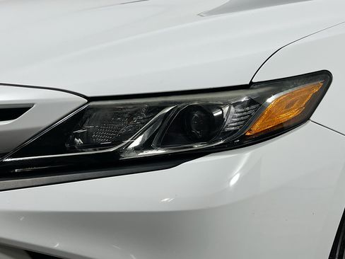 Used 2019 Toyota Camry SE FWD image 12