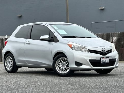 Used 2012 Toyota Yaris L image 2