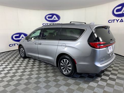 Used 2021 Chrysler Pacifica Touring-L FWD image 5