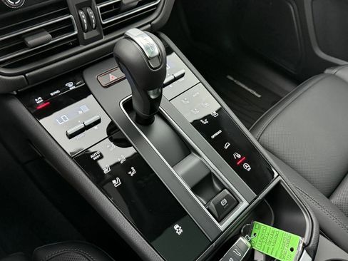 Certified 2026 Porsche Macan AWD/4WD image 21